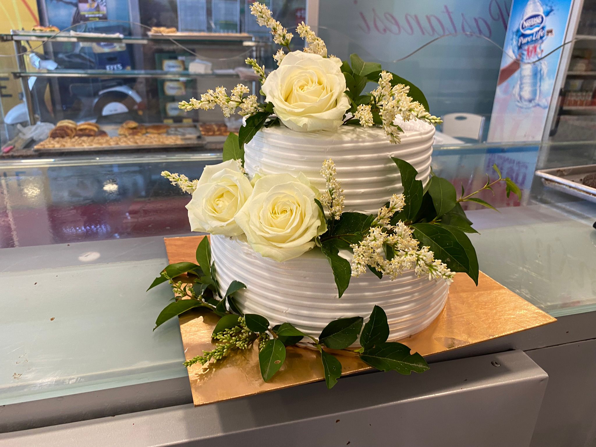 İki Katlı Gül Süslemeli Nişan Pastası